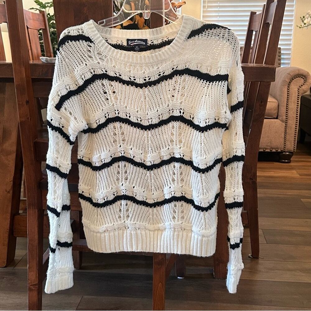 Black and White Loose Knit Sweater XS Casual Chic Coastal Comfort Freshman